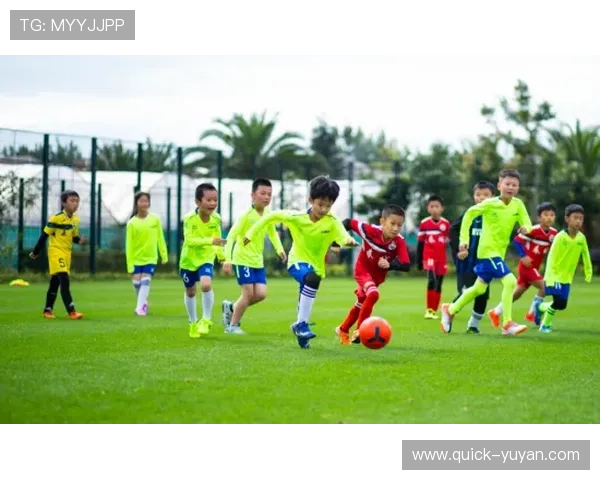 足球球星与小学生携手成长共筑梦想足球课堂点燃未来希望 足球球星与小学生携手成长共筑梦想足球课堂点燃未来希望